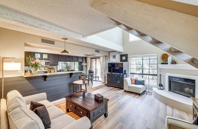 10 Mi to Dtwn Phoenix: Villa w/Pool Access