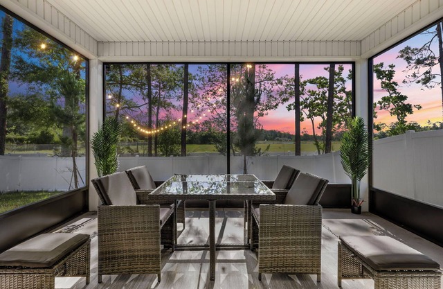 10 Min to Doctors Lake and St. Johns River! Aqua Oasis Sleeps 10 and 2 King Bds