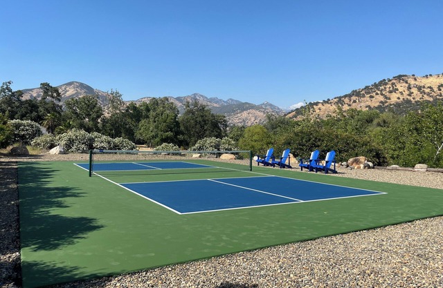 10 min to Sequoia - Stunning 3 bdrm2bth w/PICKLEBALL COURT riverside!