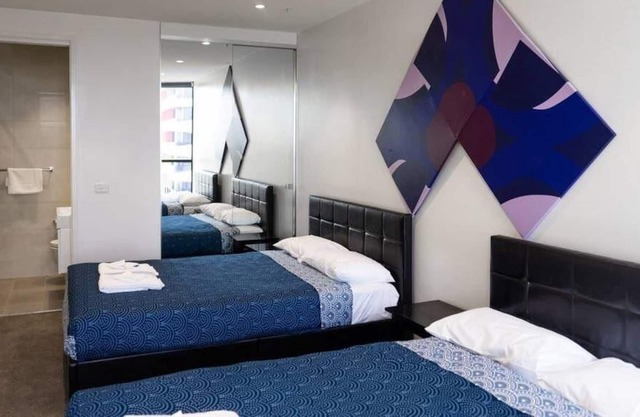 1013 Twin Bed CBD Modern Cosmol Suite Panoramic Views