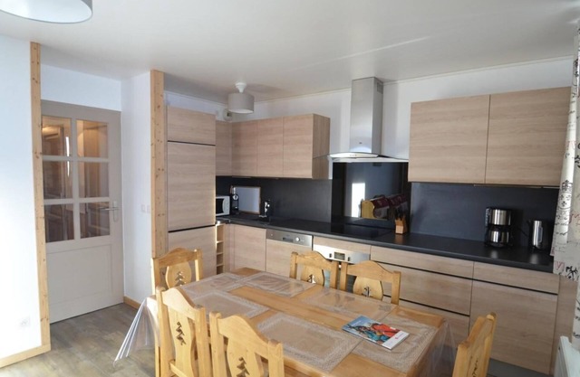10m from ski slopes, floor -1, balcony, tv, ski locker, 45m², Les Menuires