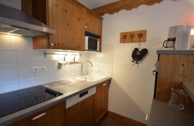 10m from ski slopes, 2nd floor, balcony, tv, ski locker, 35m², Les Menuires