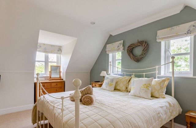 11 Oaklands Crescent