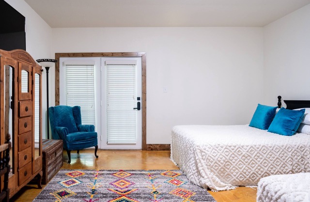 #11: Queen Suite on 73 acres - Horse Oasis -12bd Inn - Creek -10min to Round Top