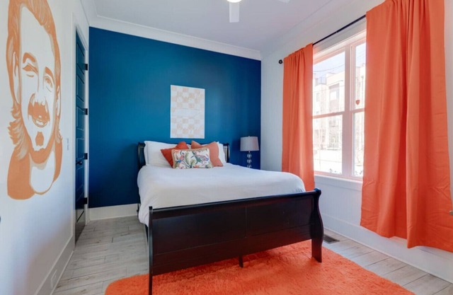 1113A Mural Muse BIG and BOLD Mural Muse 11-Beds Near Broadway