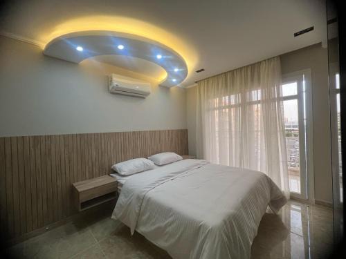 113/28/34 · Spacious affordable 3BR Apt infront of strip mall