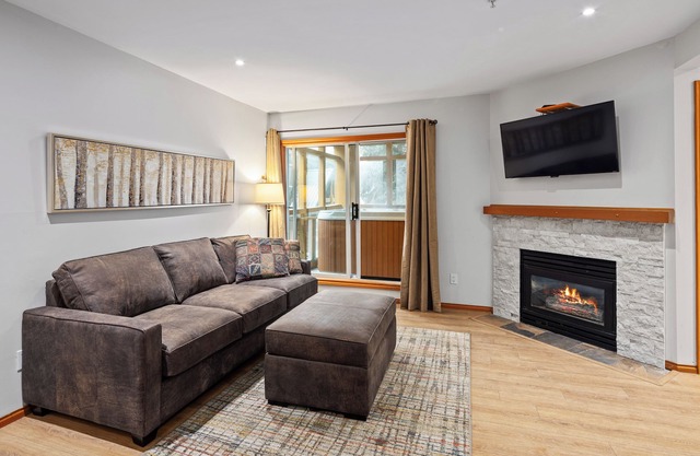 113 Glaciers Reach a 2br with hot tub & pool in Whistler Village