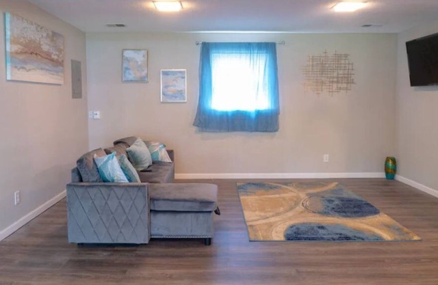 12 Minutes to Churchill Downs!