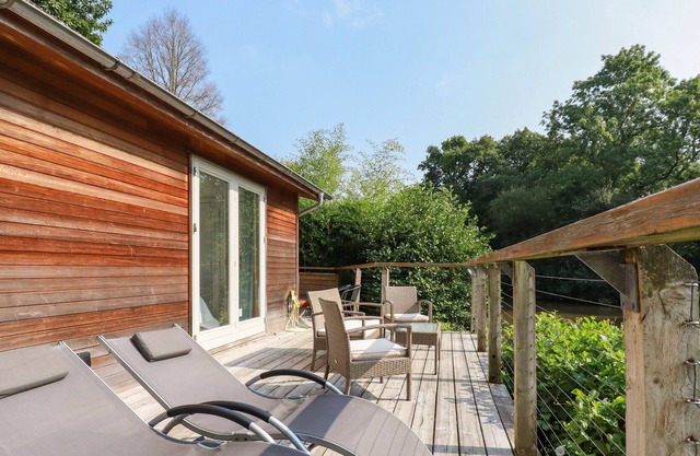 12 WATER'S EDGE, pet friendly, with hot tub in Lanreath