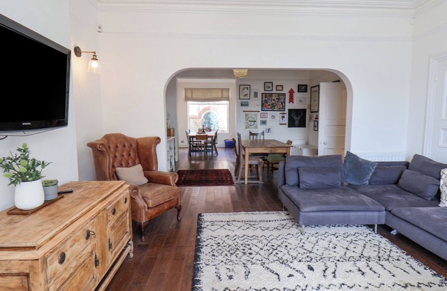 12 WESTFIELD TERRACE, pet friendly, with a garden in Loftus