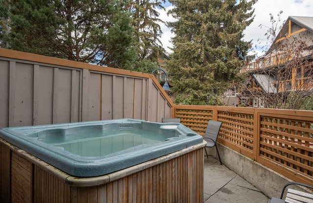 121 Glaciers Reach a 2br with hot tub & pool in Whistler Village