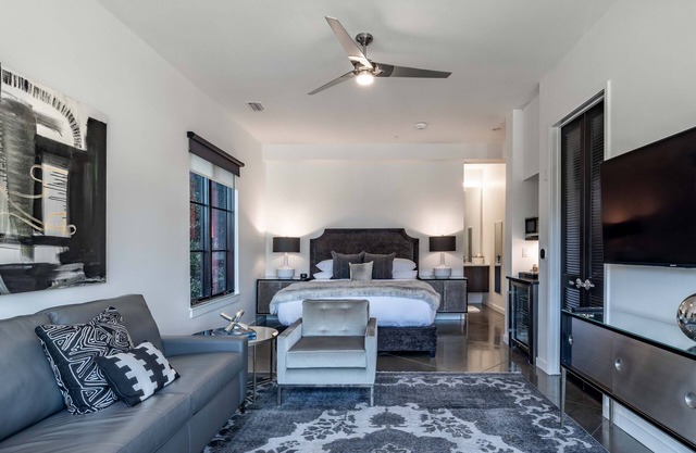 121 Hotel by AvantStay | Modern Executive Suite w/Juliet Balcony In Nashville!
