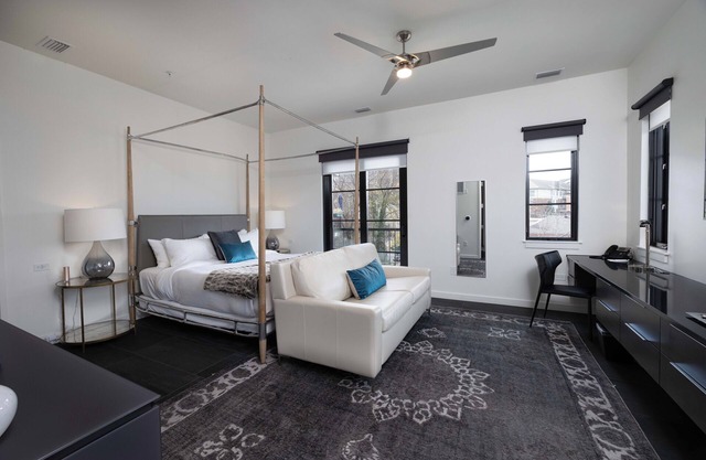 121 Hotel by AvantStay | Modern Executive Suite w/Juliet Balcony In Nashville!