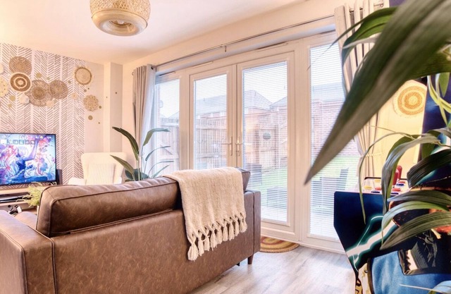 14 Bolton Mews, Wakefield, WF1 4GA · Leeds getaway with hot tub & gaming room