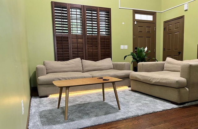 15 min from Charlotte Airport, Private Master Bedroom - shared common area