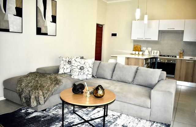 15 minutes to all Johannesburg heart travels - OR Tambo Airport, cozy 1 bedroom.