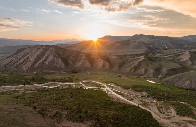 150 acre Elk Track Ranch cabin & ranch Rentals 1.5hr to Jackson Hole Town Square