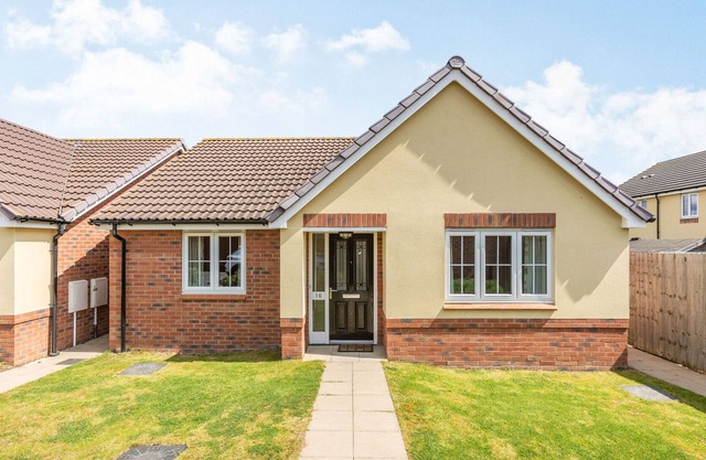 16 STEWART CLOSE, family friendly, with a garden in Evesham