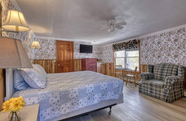 17 Lodge Near Acadia. Sleeps 4 Open Hearth Inn