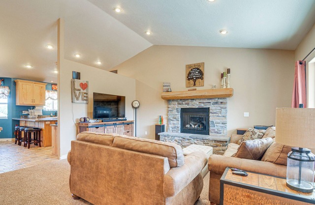 18 Mi to Mammoth Cave: Spacious Group Getaway