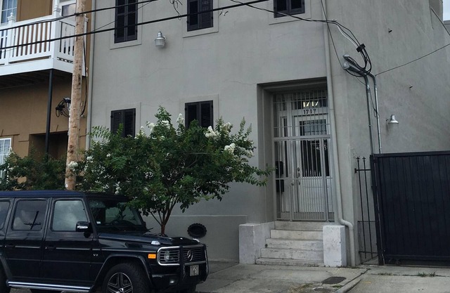 1850s HUGE historic rowhouse for large groups with gated parking12ft ceilings