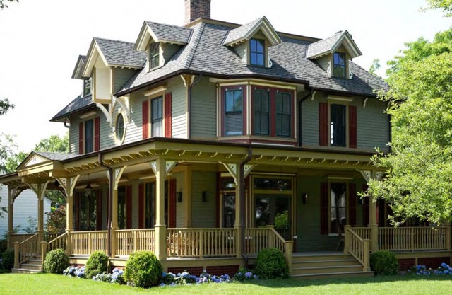 1870 Restored Victorian with Pool, sleeps 12, walking distance to train to NYC.