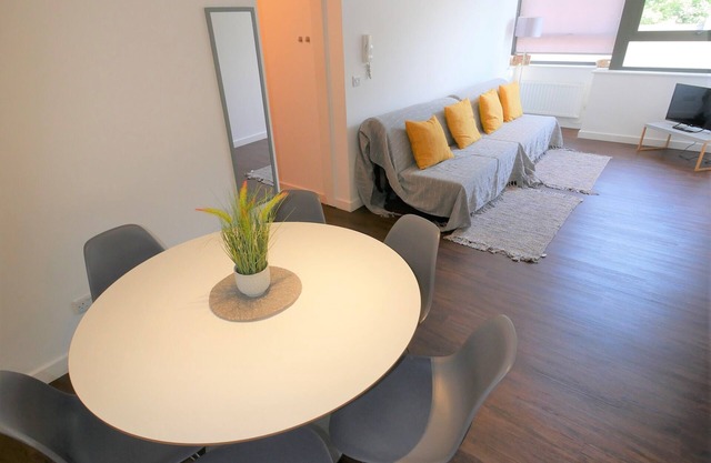 (189OC-14) 2 Bedroom Flat in Bournemouth Town Centre