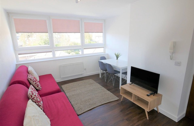 (189OC-16) 2 Bedroom Flat in Bournemouth Town Centre