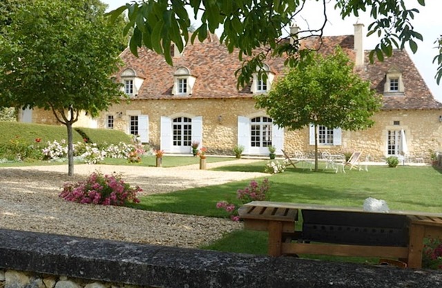 18th century manor house, 5 bedrooms, sleeps 12, 3 bathrooms, swimming pool