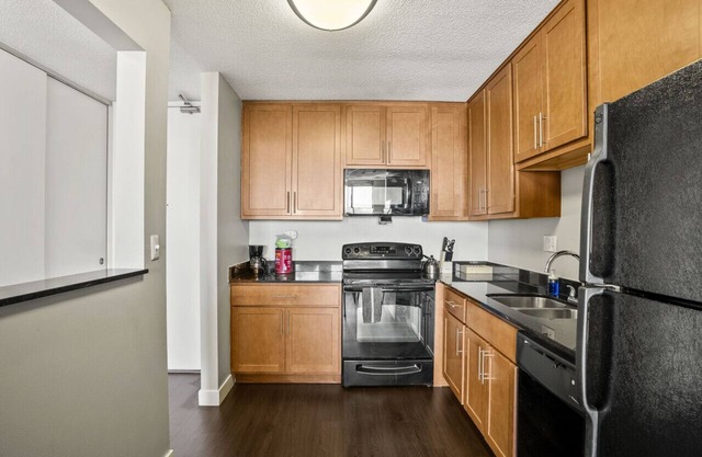 18th Floor Sky Suite| Downtown| Pool/Gym/Parking