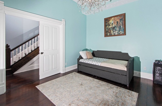 1920 VIctorian Home 8 BDR 3BA Heart of lIttle Italy Large Families or Business