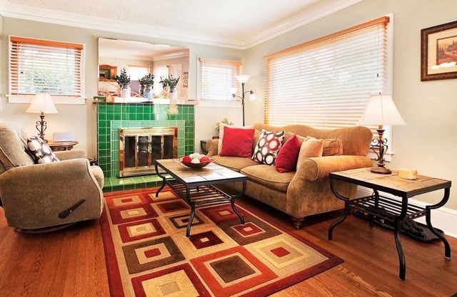 1925 Craftsman, Centrally Located, Hot Tub, Family and Kid-Friendly, Large Groups/Gatherings