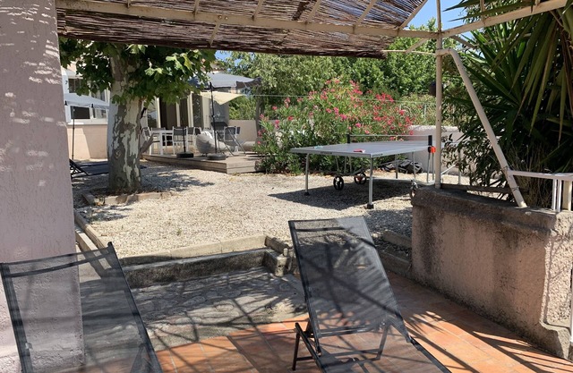 1930s villa, Marseille, sea view, 8 people, garden