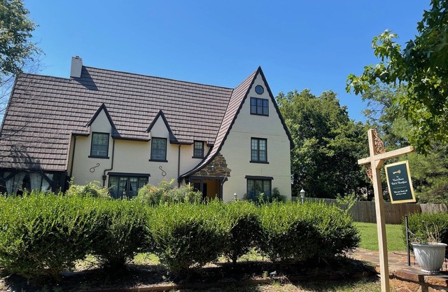 1935 Muskogee English Tudor Home – 3rd Floor PassionFruit Room