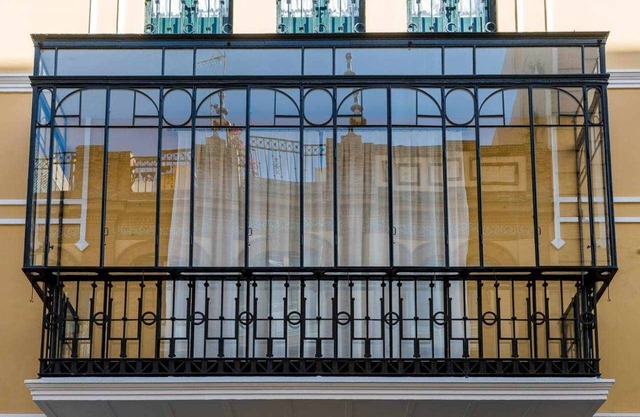 19th-century house, central Seville, 2 bedrooms, balcony, equipped kitchen, air conditioning, WiFi