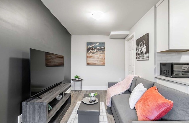 1BR - Boutique Apt with Netflix- PRIME Location!!