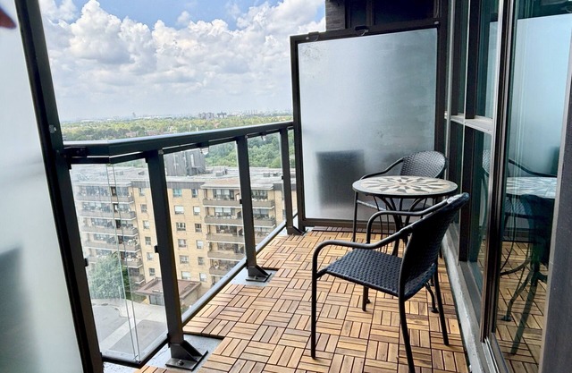 1BR+Den Near YYZ with Workspace