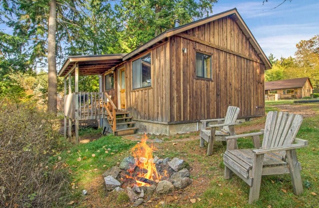 1BR Ocean View Cabin - 30 second walk to west-facing beach and sunsets!