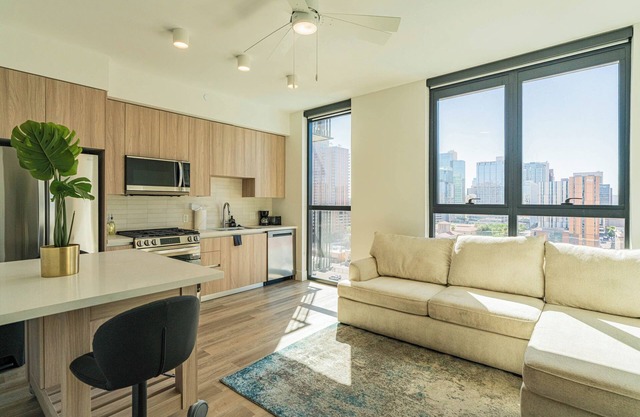 1BR1BA Getaway with Pool, Gym & Rooftop Lounge