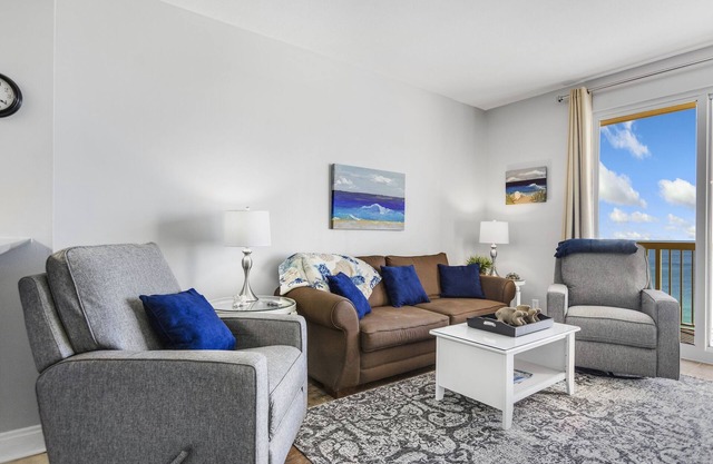 1PM Early Check In! Beachfront! Walk to Pier Park! Beach Chair Service included