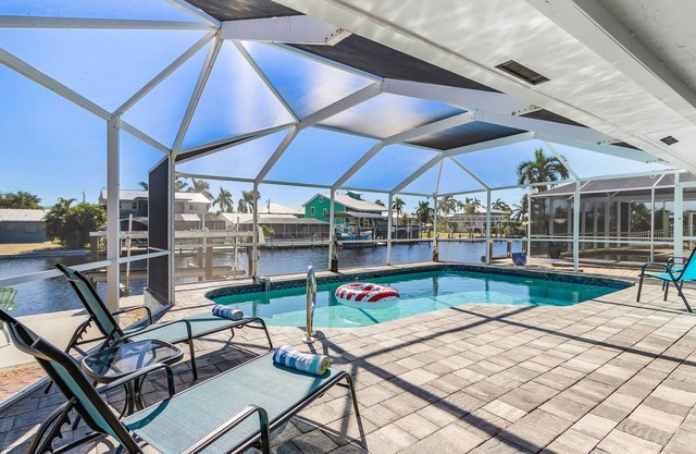 2/2 Pool Home on the Water, Boat Lift Included!