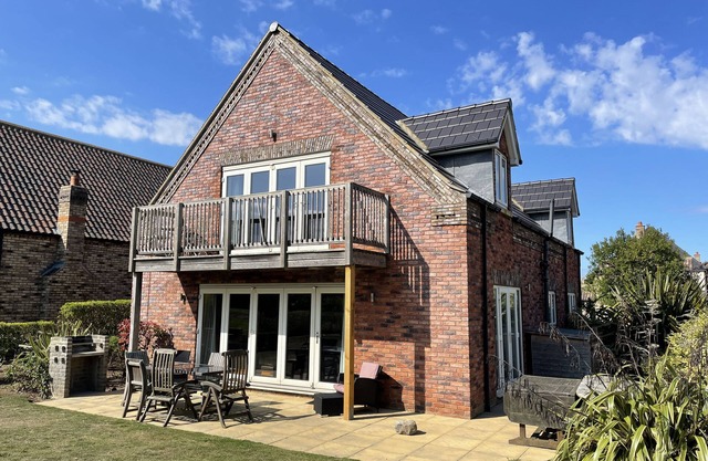 2 4 bedroom cottages sleeping 16 in 8 bedrooms - pool and beach access included