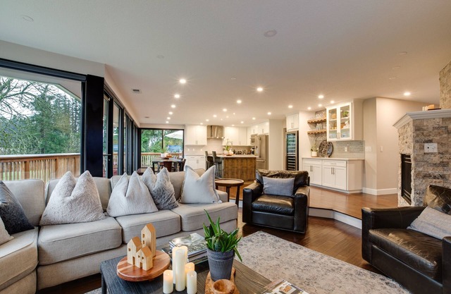 2 Acre Home- Pond View with Hot-Tub - Sleeps 16