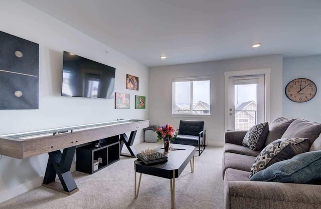 2 Adjoining Condos Rent Together