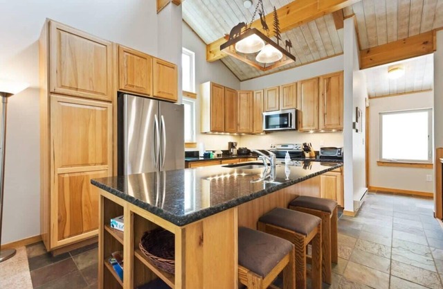 2 BDR Snodallion Condo - Columbine Pool & Hot Tub!