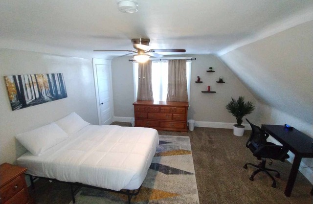 2-bdrm apt; Walk to CASE, UH, Little Italy; short drive to Cleveland Clinic