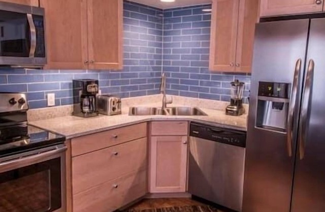 2 Bdrm Central Condo with Pool, Aspen, fireplace.