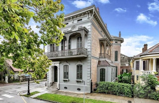 2-bdrm. king balcony suite, cont'l breakfast one block from Fr Quarter and Frenchmen. Sleeps 6