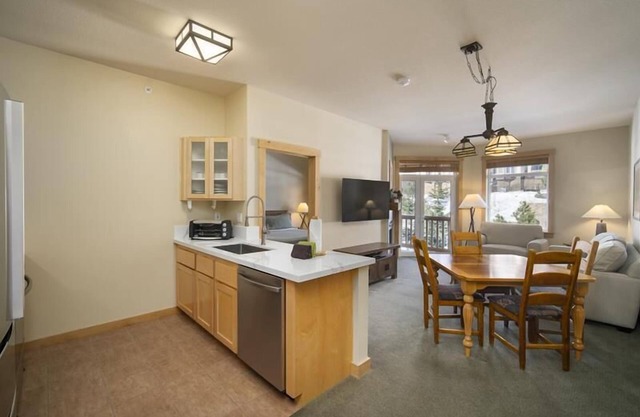 2 bdrm on the Slopes with Year-Round Pool, Spa, BBQ, Laundry, & Lockers. Single floor with elevator