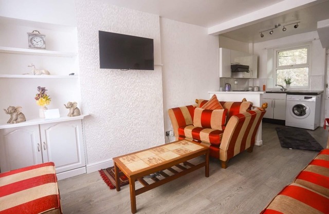 2-Bed Apartment, Sleeps 6, 8-min walk to Centre